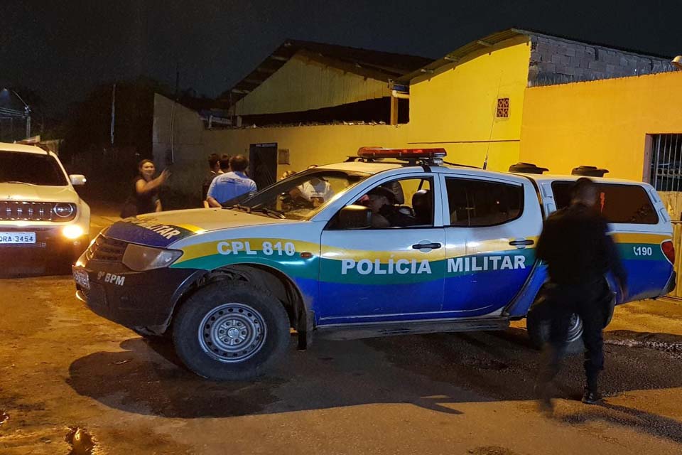 Dupla encapuzada faz assalto usando um facão na zona leste