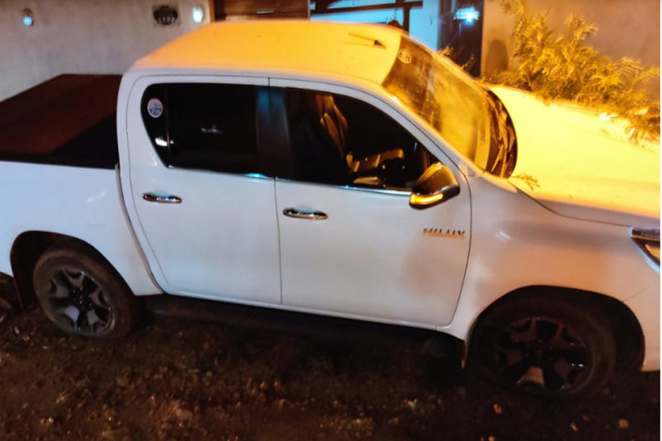  Bandidos sequestram mãe e bebê durante roubo de caminhonete Hilux