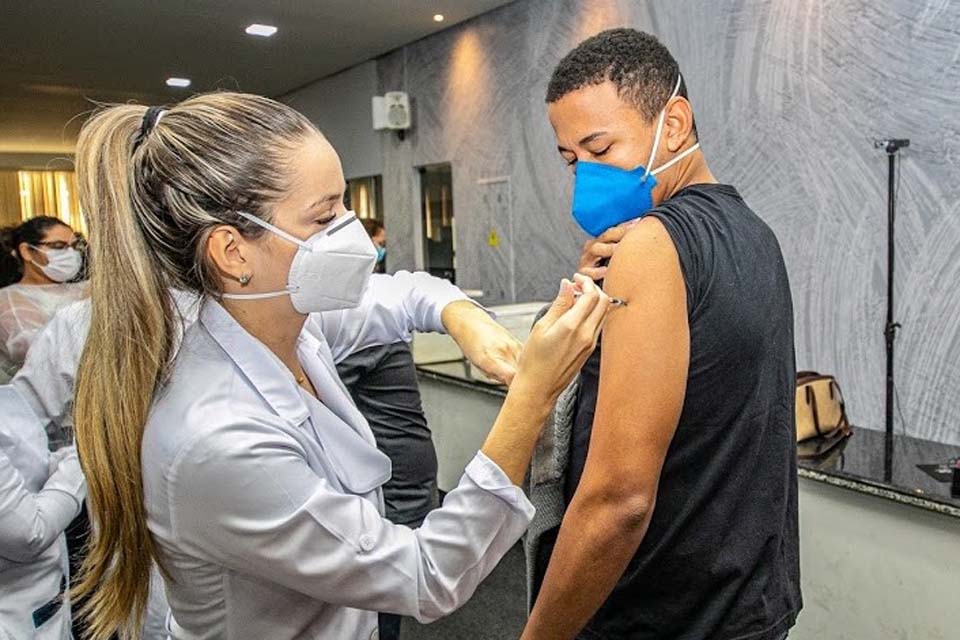 Trabalhadores Industriais são vacinados contra a covid-19 no município