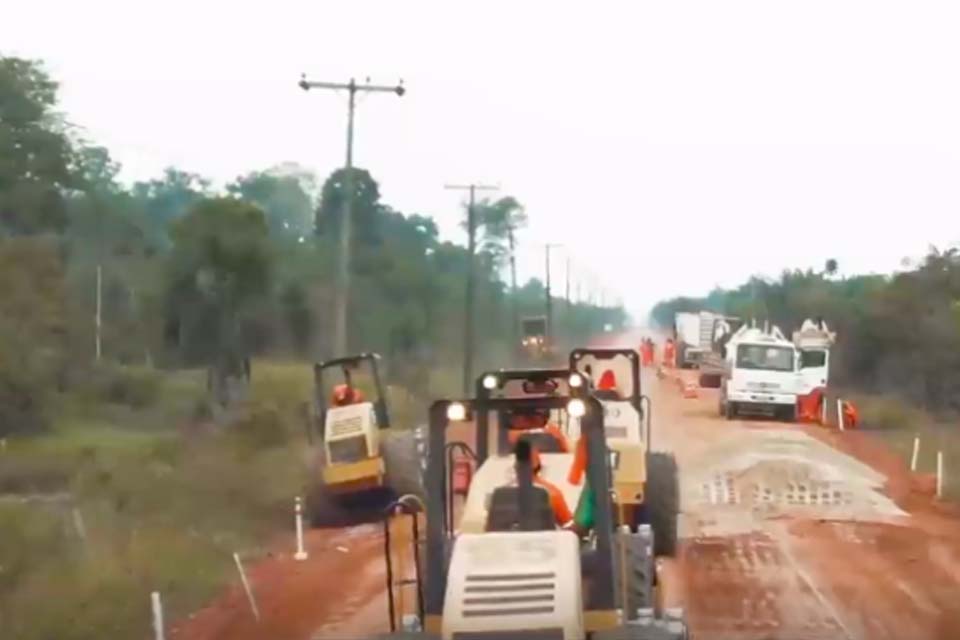 Vídeo mostra BR-319, que liga Porto Velho a Manaus, sendo reasfaltada