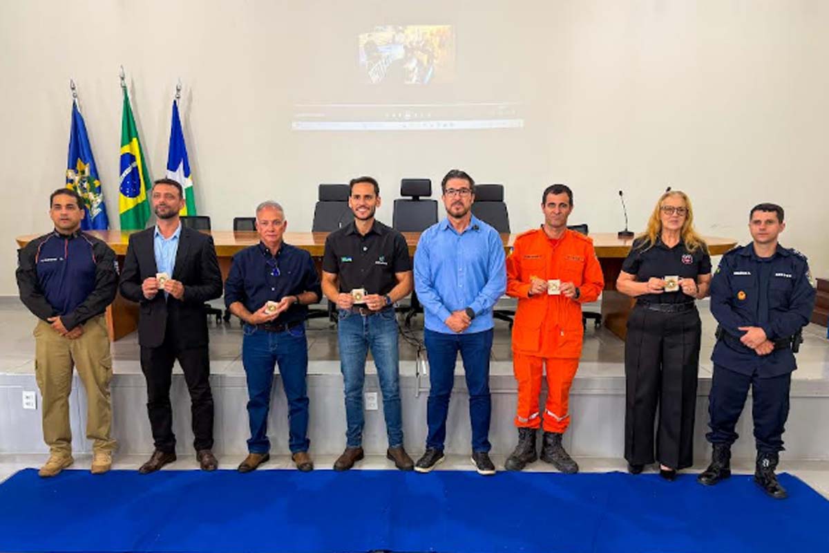 Prefeito Affonso Cândido recebe medalha em comemoração aos 20 anos do Ciop