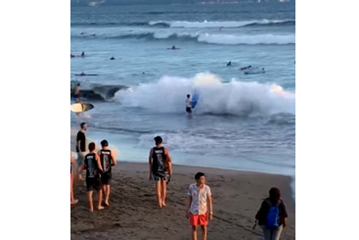 Surfista tenta pegar onda e acaba levando caldo 