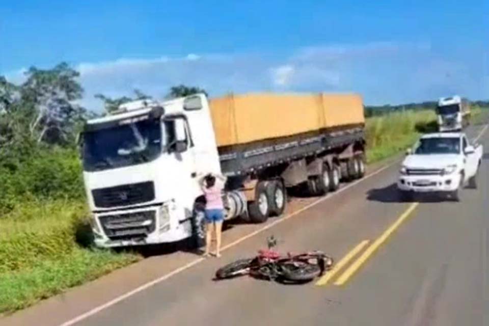 Motociclista é socorrido após acidente com carreta na BR-364