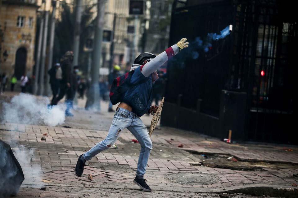 Bogotá passa por madrugada de limpeza e reparos após protestos