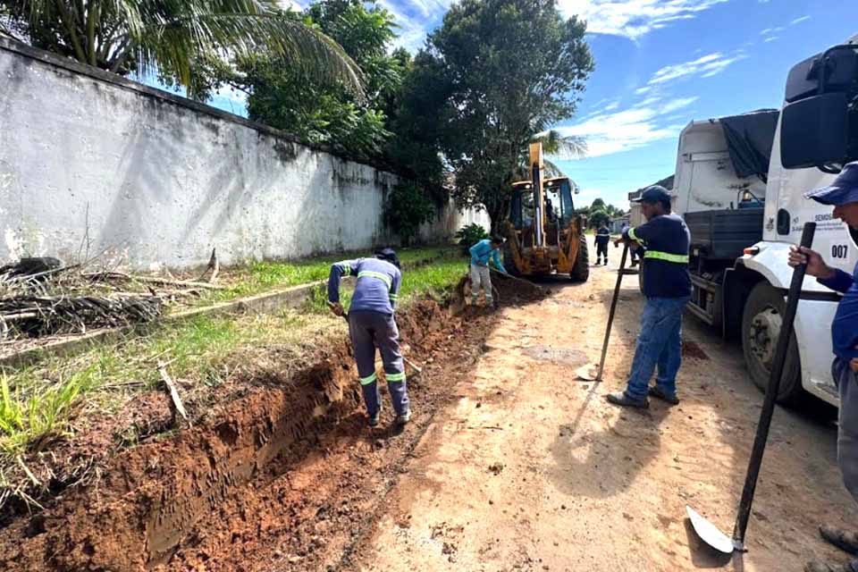 Prefeitura de Ji-Paraná implanta meio-fio e sarjeta no bairro Jorge Teixeira