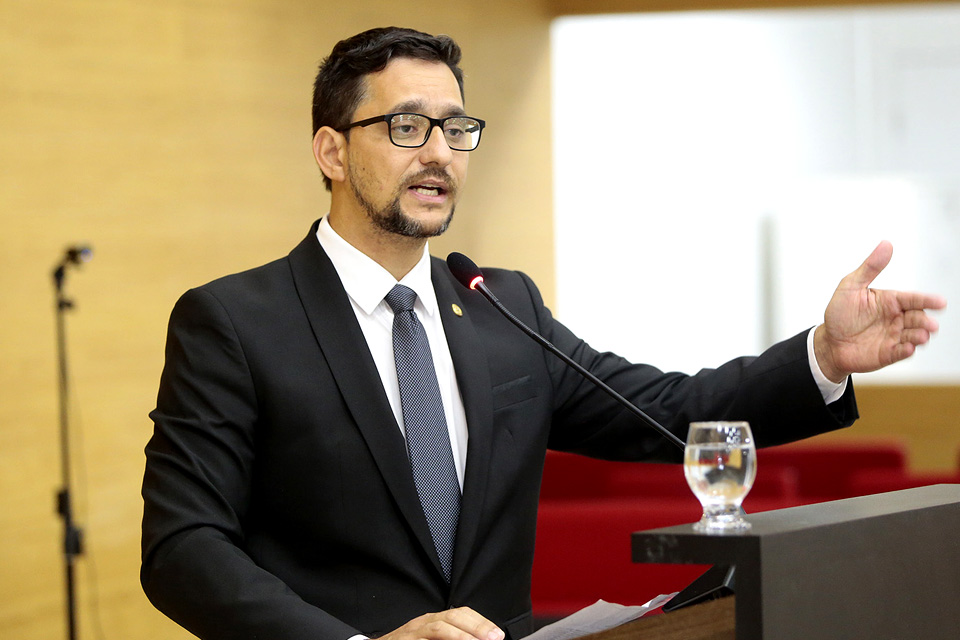 Anderson Pereira parabeniza policiais penais que apreenderam arma de fogo em cumprimento de mandado judicial