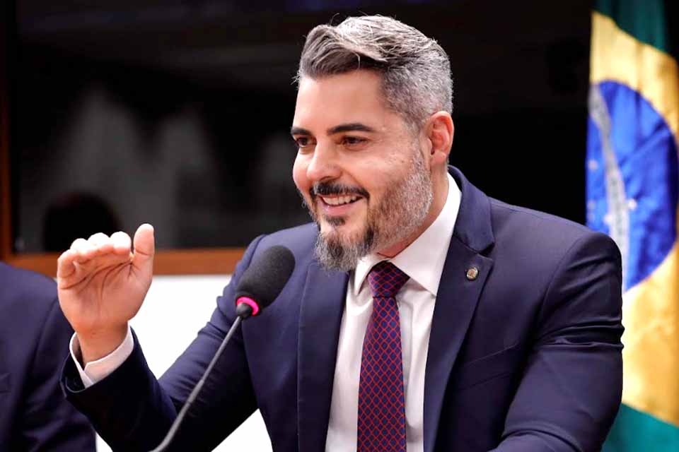 Thiago Flores pede inclusão de projeto que isenta professores do IR na pauta da Câmara 