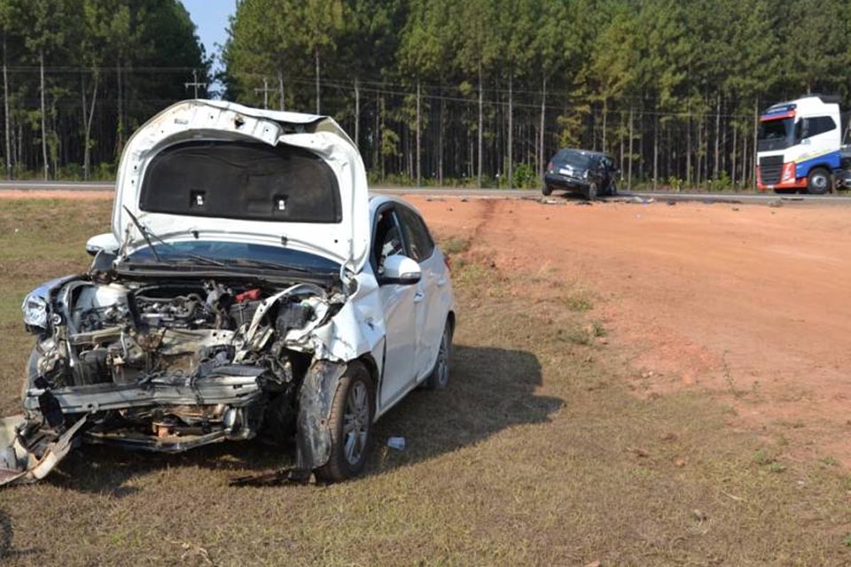 Colisão frontal entre veículos na BR-364 deixa duas pessoas feridas