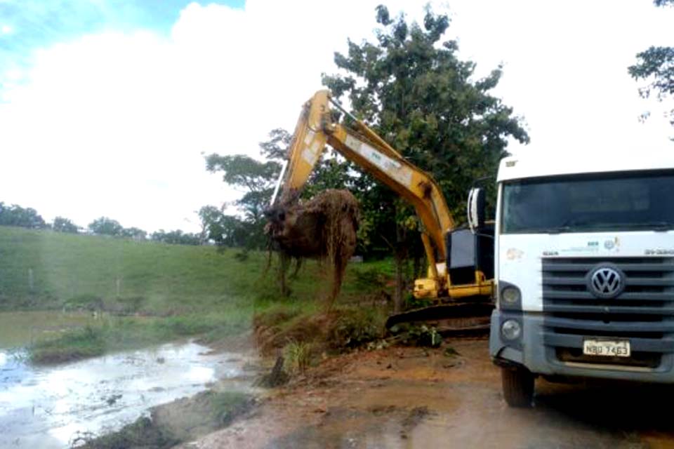 DER executa trabalho de desobstrução em galerias e bueiros na RO-464, entre BR-364 e município