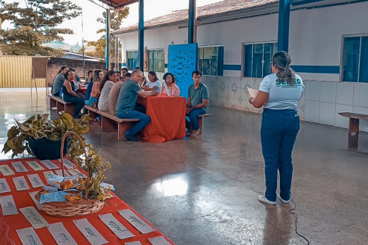 Professores reúnem-se em escola rural com comunidade para discutir desafios da educação