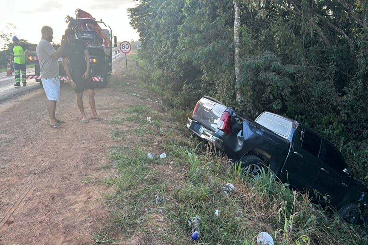 Casal é socorrido ao Hospital após caminhonete capotar na BR-364