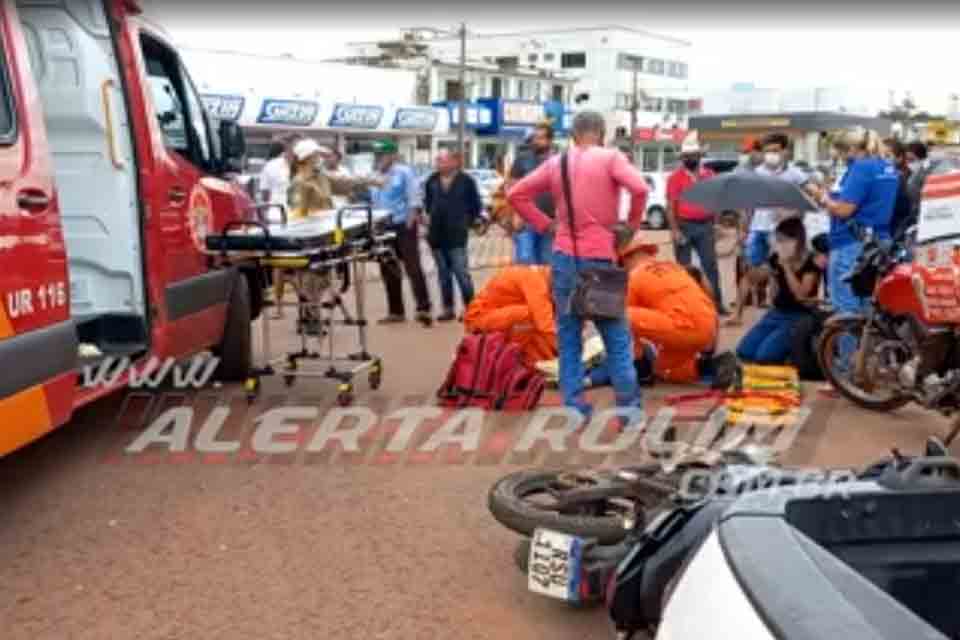 Mulher fratura perna em acidente envolvendo carro e moto em Rolim de Moura