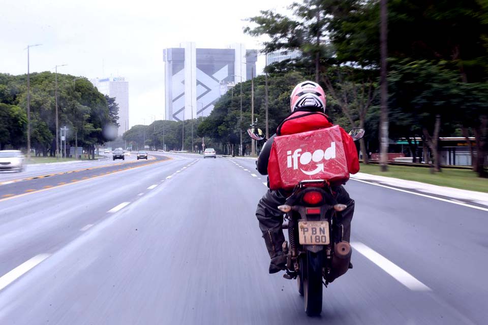 Entregadores de aplicativos pedem legislação específica para categoria