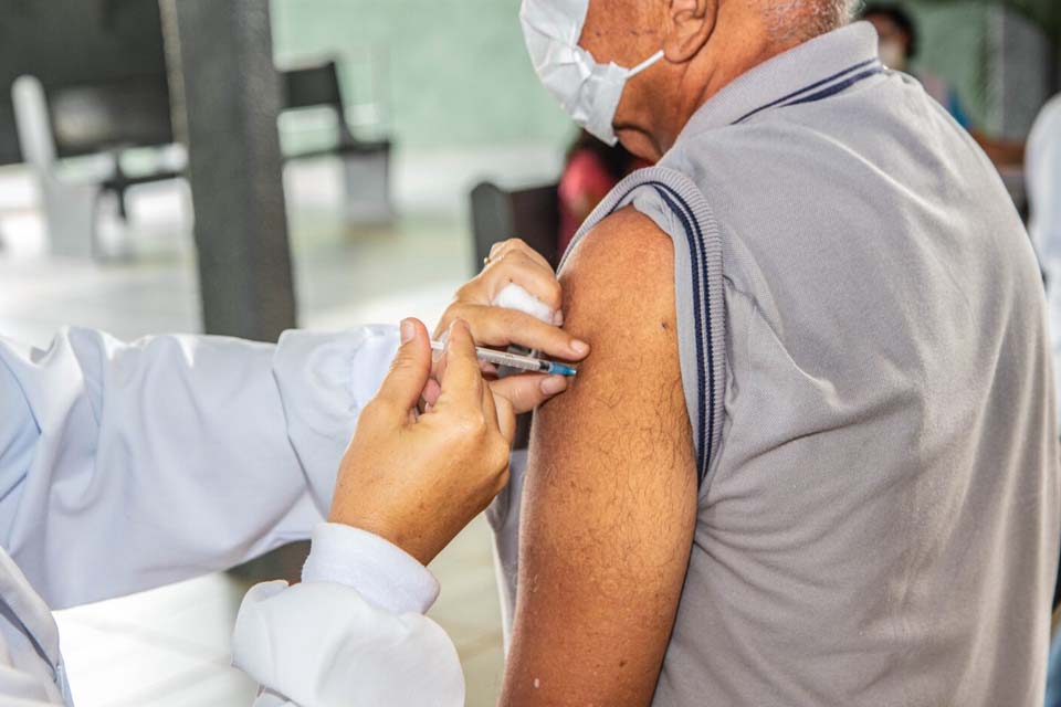 No município, idosos com mais de 60 anos já podem receber a dose de reforço 