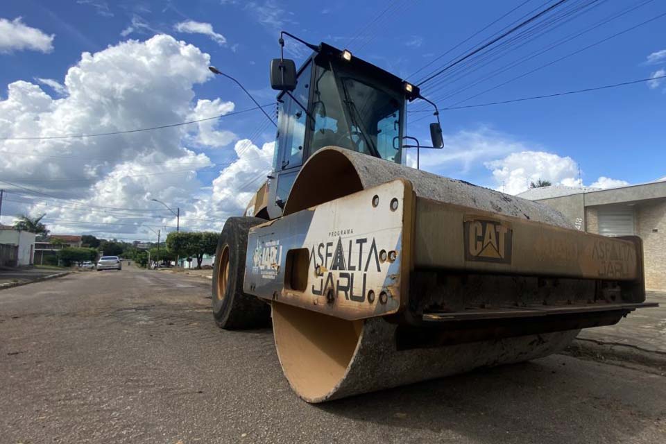 Prefeitura continua com ações de tapa-buracos pelas ruas e avenidas do município