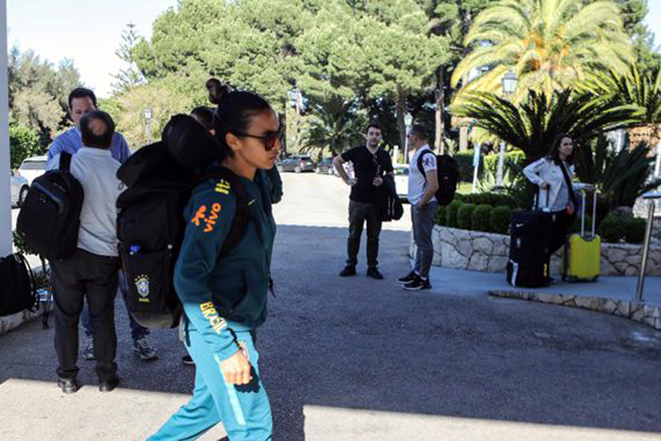 Seleção feminina chega a Portugal, onde treina para Copa da França