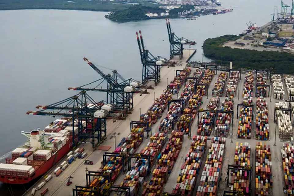 Tarifaço sobre parte de exportações brasileiras entra em vigor hoje