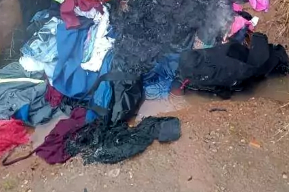 Após desentendimento, mulher ateia fogo em si e na companheira