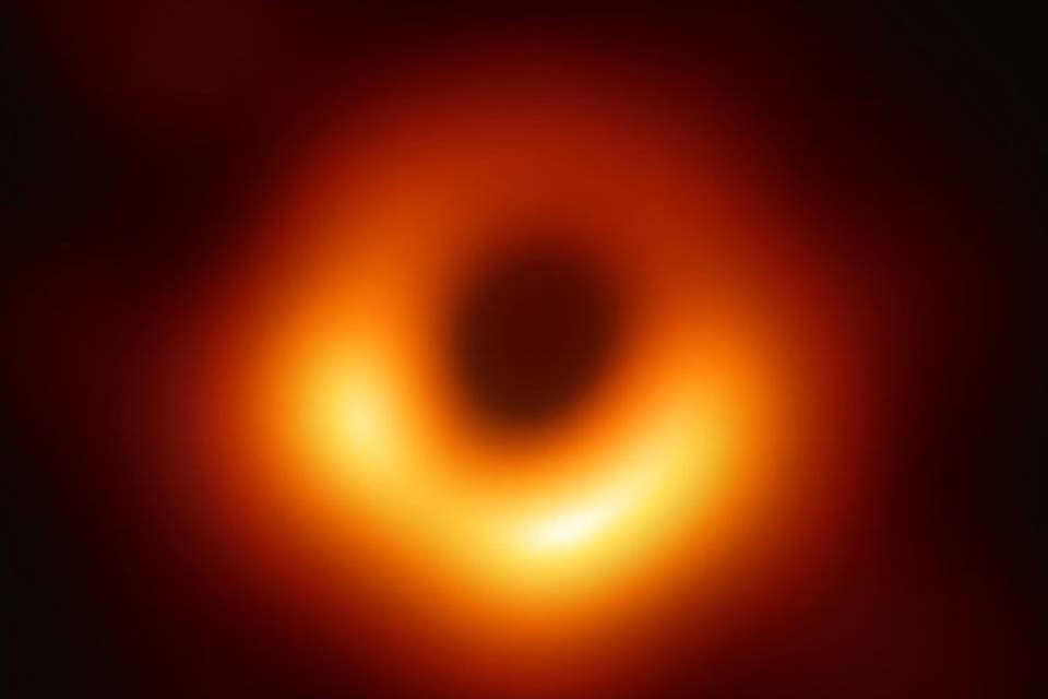 Astrônomos revelam primeira imagem registrada de um buraco negro