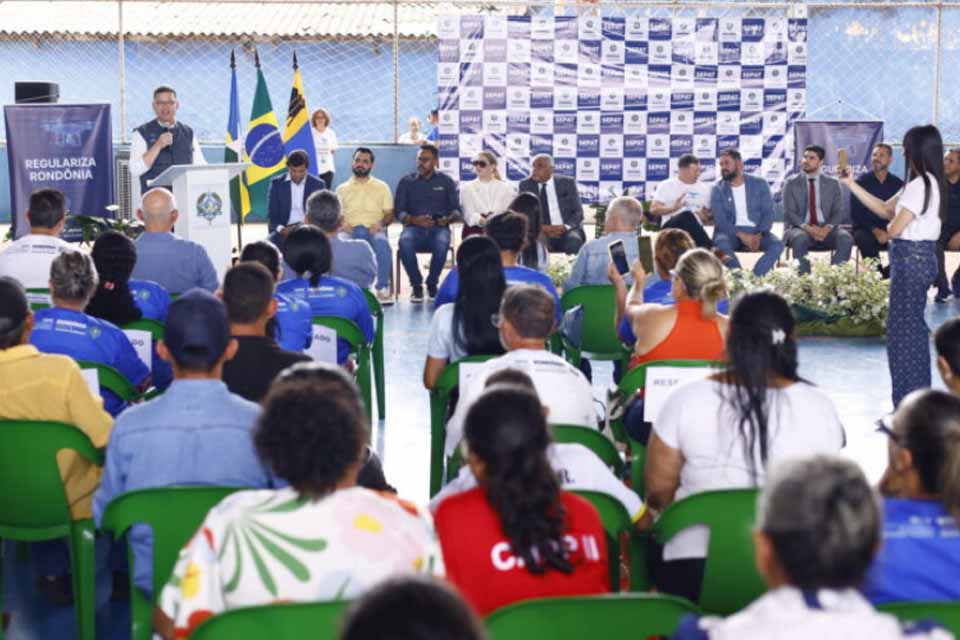 Governo de Rondônia entrega títulos de propriedade para famílias do Núcleo 10 de Junho, em Porto Velho