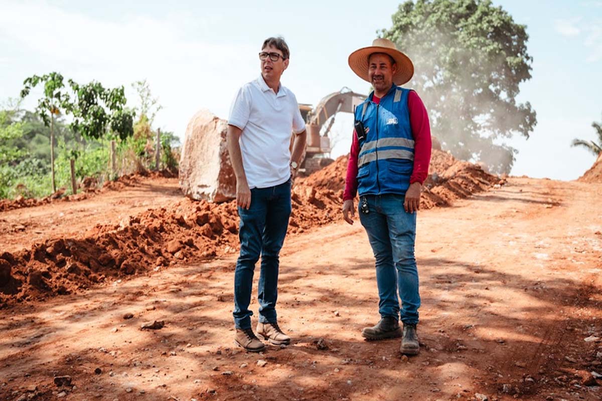 Prefeitura de Jaru realiza rebaixamento de morro e remoção de curvas na Linha 628