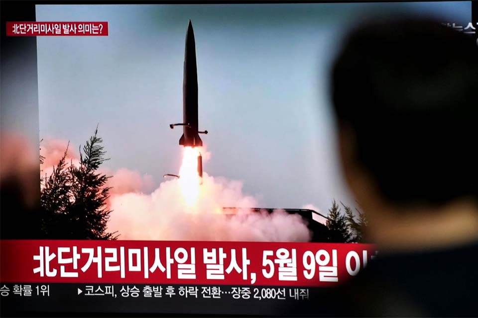 Ministro japonês diz que mísseis da Coreia do Norte são novo tipo