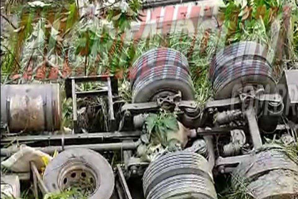 Motorista morre após caminhão tanque capotar na BR-364