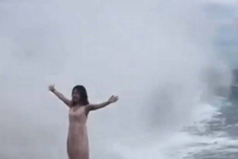 Turista é varrida por forte onda, mas sobrevive