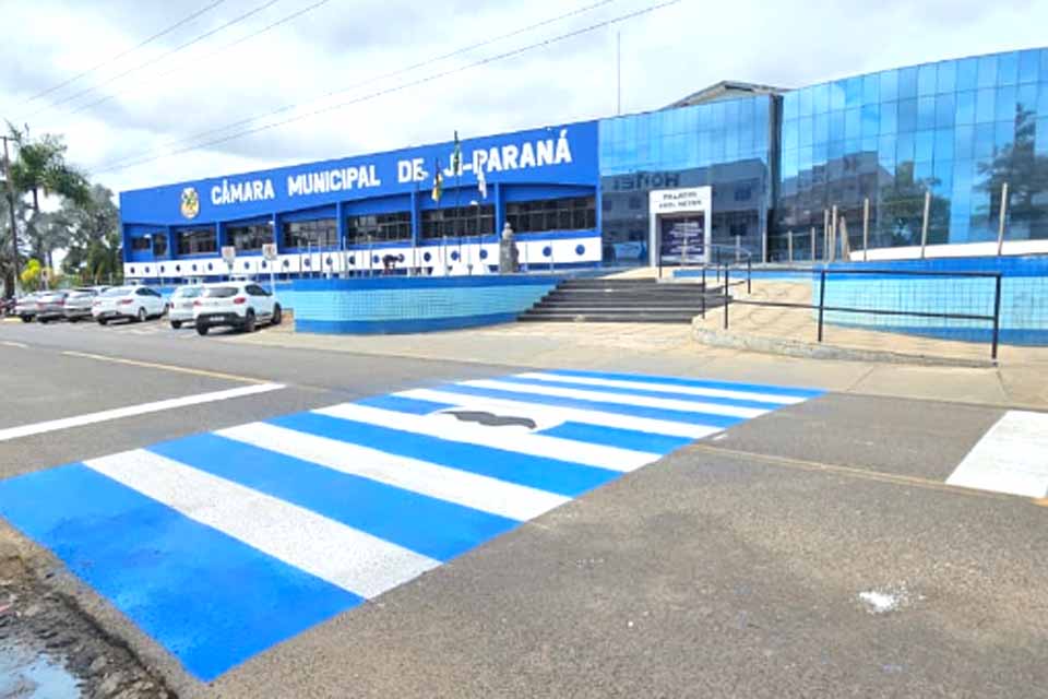 AMT pinta faixas de pedestres alusivas ao Novembro Azul