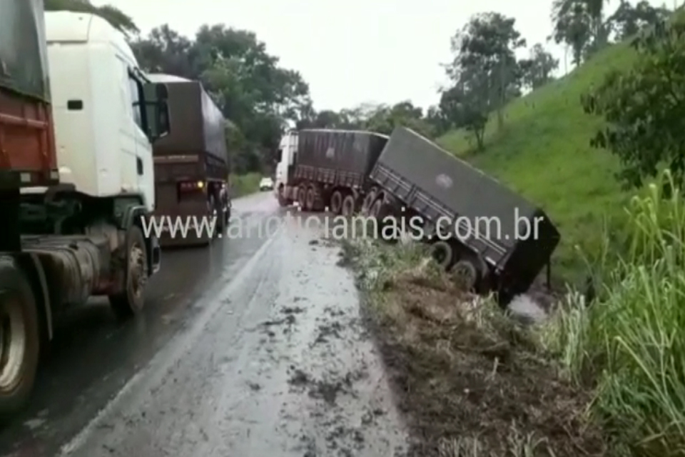 Carreta sai da pista na BR-364 e quase tomba na Curva da Morte