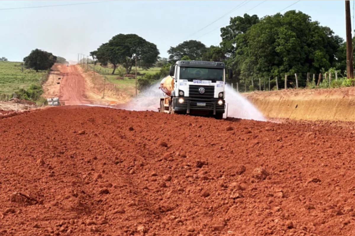 Serviços de terraplanagem são executados pelo governo de RO na RO-494, em Primavera de Rondônia