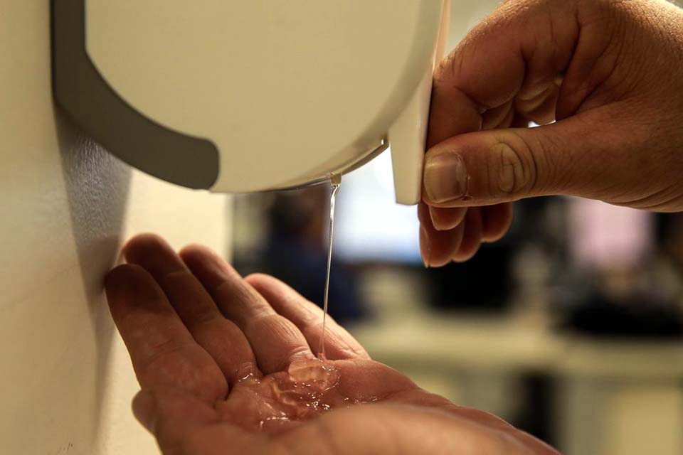 Pesquisa sobre coronavírus indica baixa consciência da crise