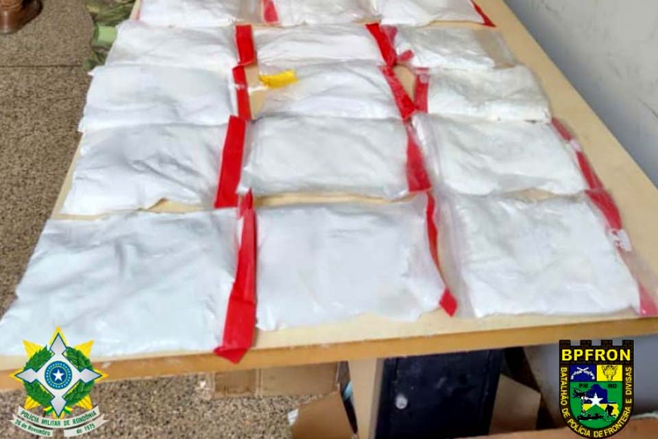 Polícia Militar localiza entorpecente amarrado ao corpo de homem em ônibus