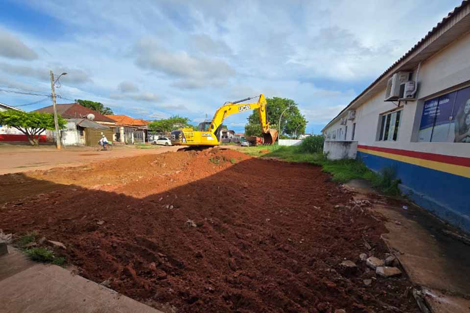 Prefeitura inicia obras de nivelamento para implantação de novo estacionamento do Hospital Regional
