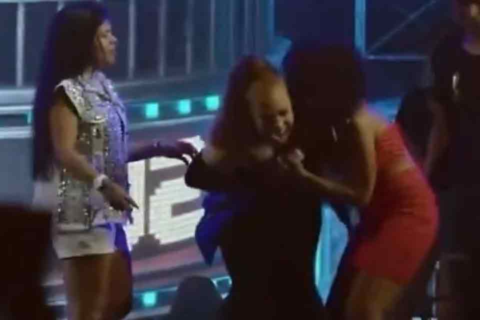 Fã critica repertório e disputa microfone com Joelma em show no Amazonas