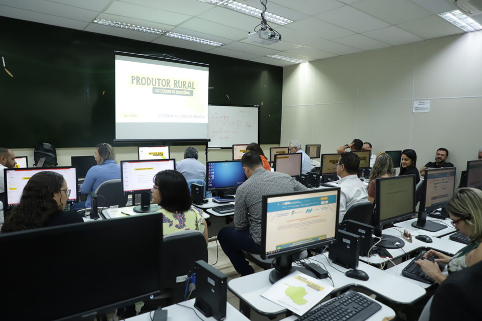 Prefeitura capacita servidores para melhorar atendimento de emissão de notas fiscais