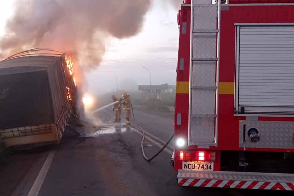 Carreta fica destruída em incêndio após pneu estourar na BR 364
