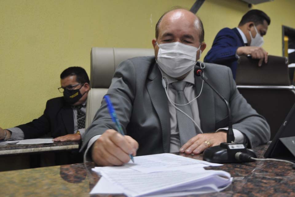 Prefeitura de Porto Velho providencia limpeza e encascalhamento em mais uma rua do São Francisco após pedido de Edwilson Negreiros