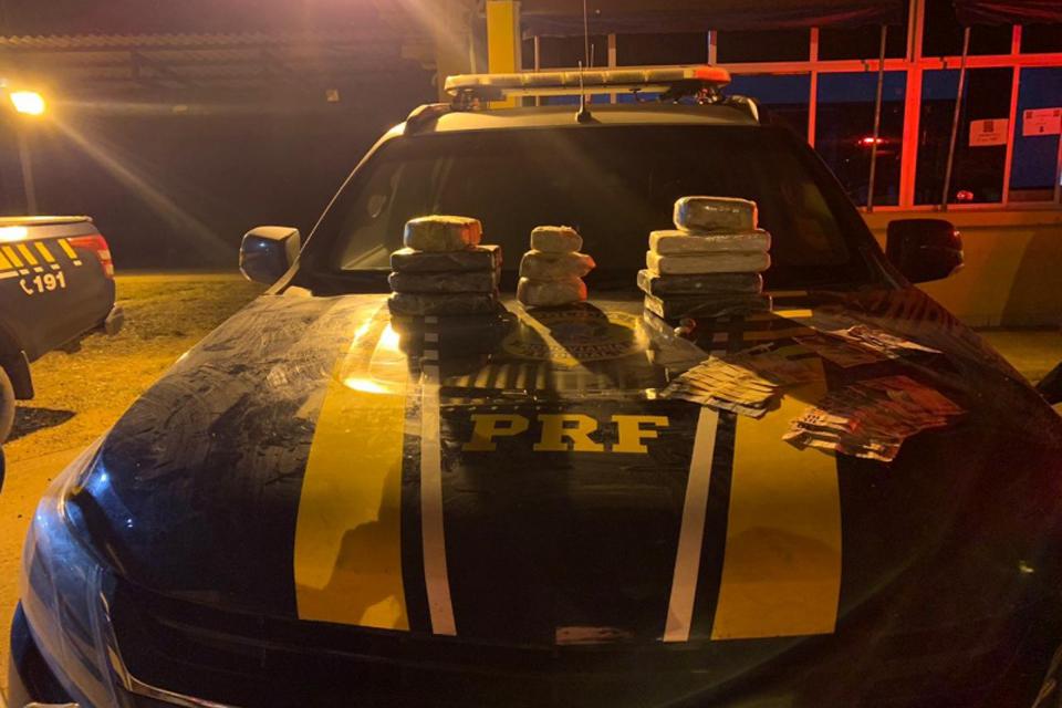 PRF prende em Itapuã casal de moto transportando mais de 10 kg de cocaína