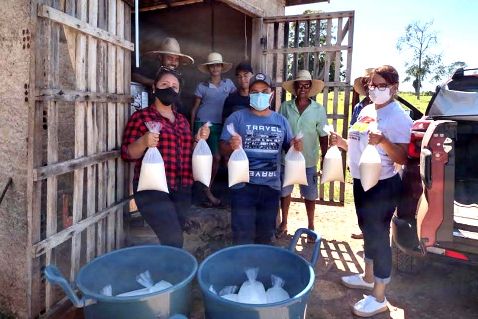 Produtores doam 250 litros de leite para a  Secretaria Municipal de Assistência Social