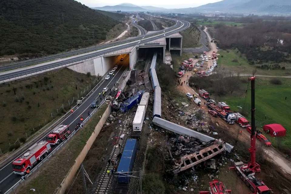 Colisão de trens na Grécia deixa dezenas de mortos na região central do país