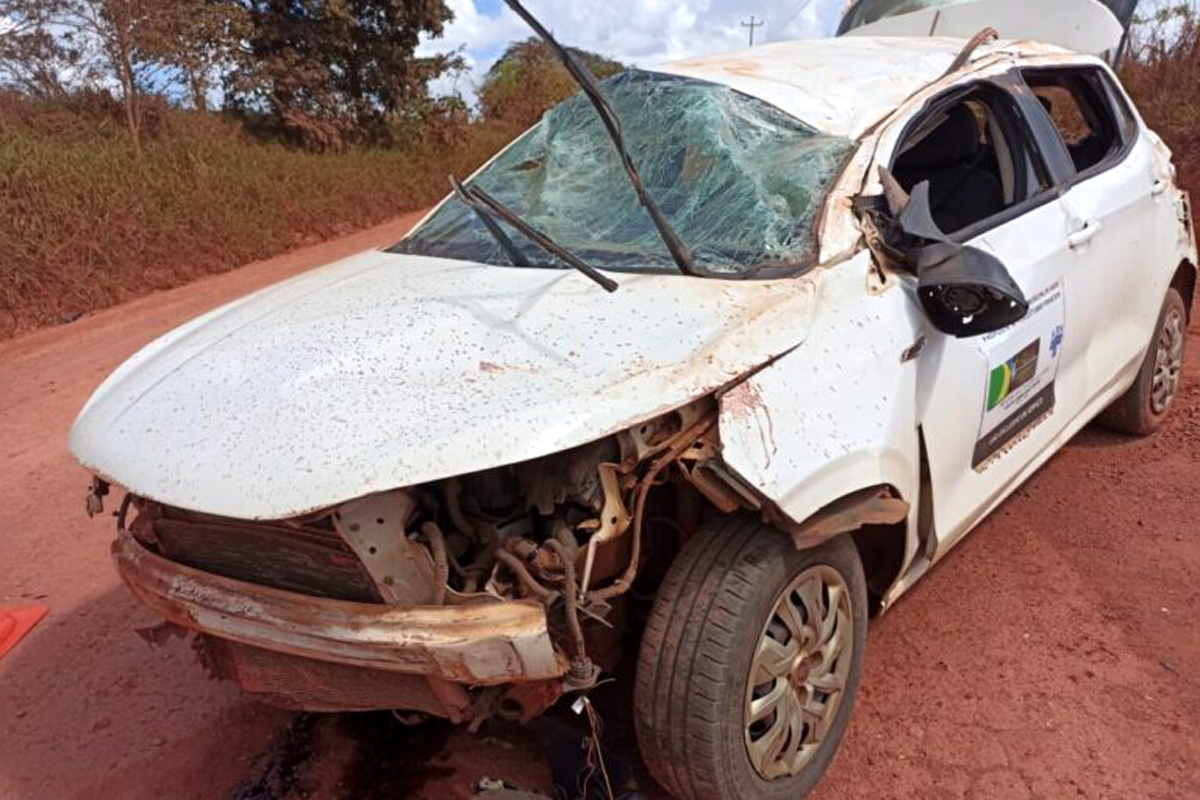 Carro oficial da Prefeitura capota na Linha P-70 e deixa motorista ferido