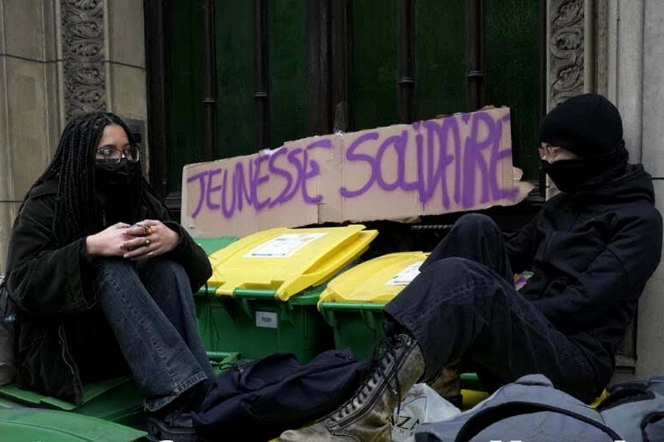 França enfrenta sexto dia de greve nacional em um ano; refinarias estão bloqueadas
