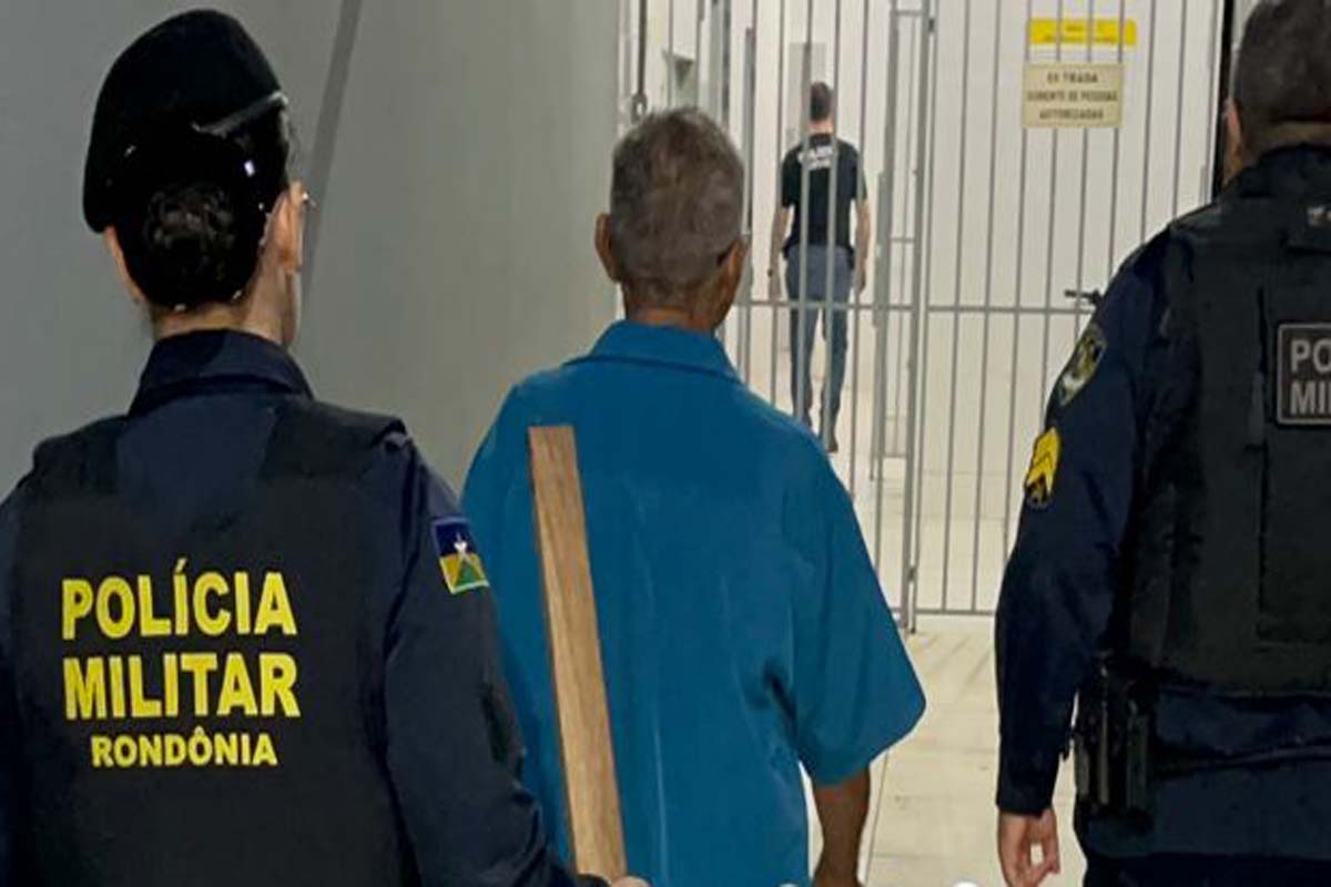 Idoso é preso acusado de usar pedaço de madeira e foice para agredir esposa