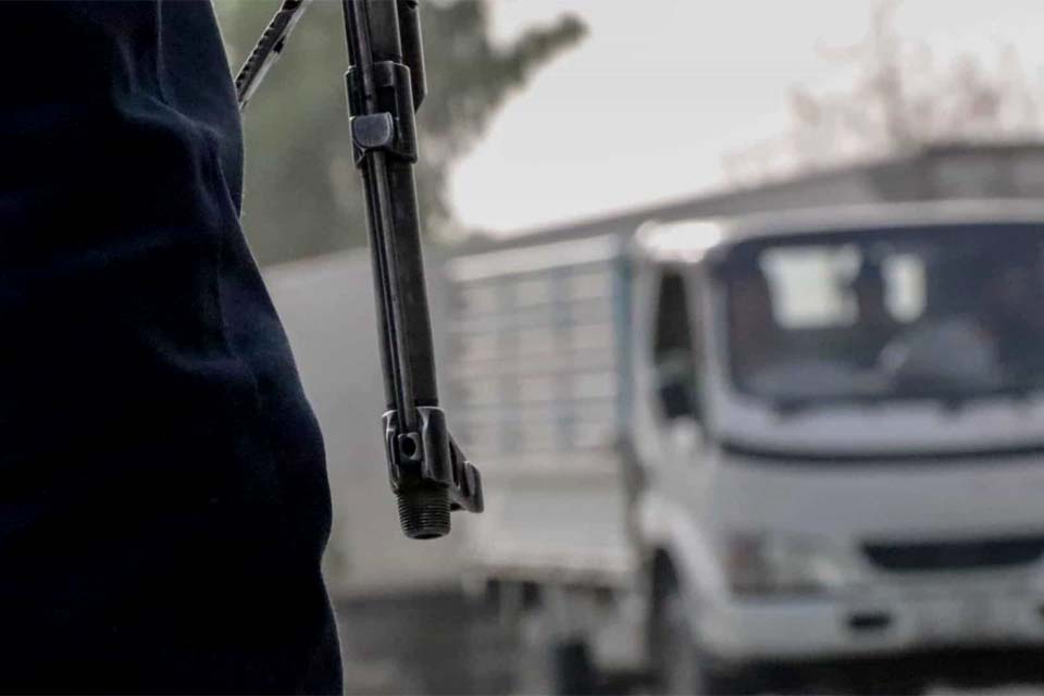 Talibãs dizem controlar 90% das fronteiras afegãs