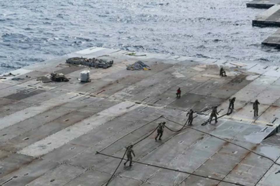 Primeiros caminhões com ajuda humanitária desembarcam em píer construído pelos EUA em Gaza