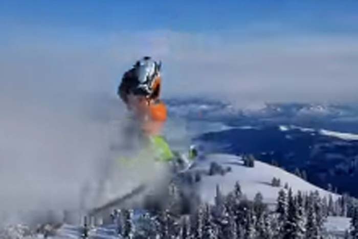 Homem pula de snowmobile para não bater em árvore 