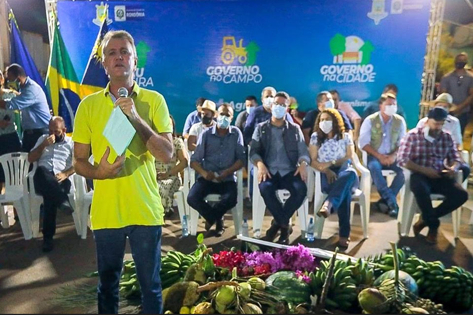 Em Alvorada do Oeste, deputado Luizinho Goebel entrega equipamentos agrícolas e acompanha governador em lançamento de projetos