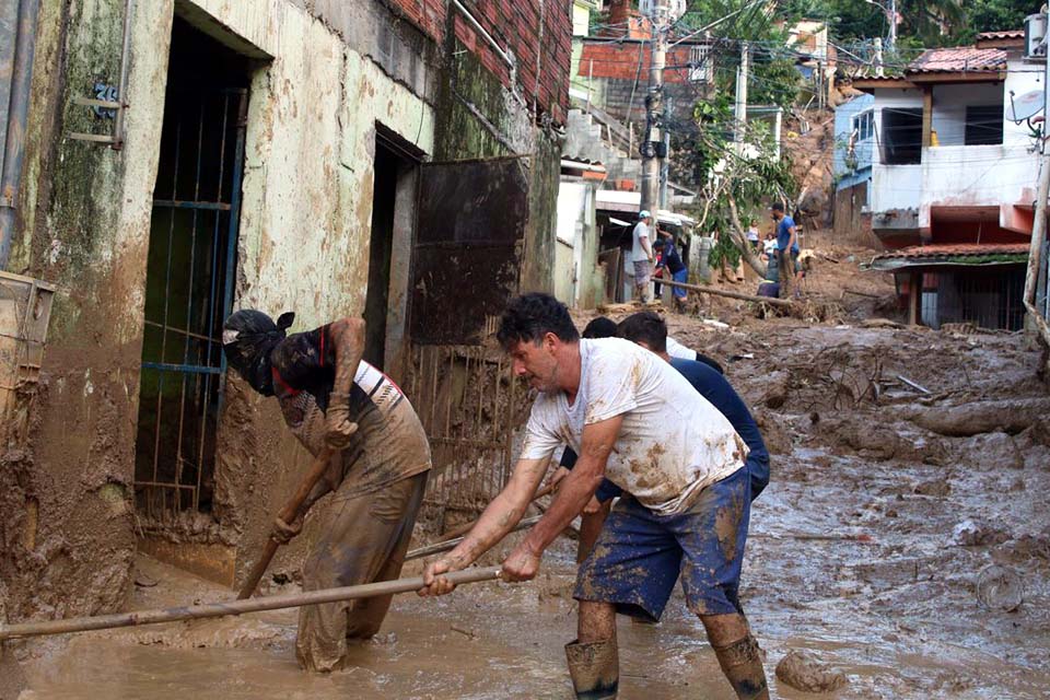 Temporais: voluntários fazem mutirão de limpeza e distribuem doações