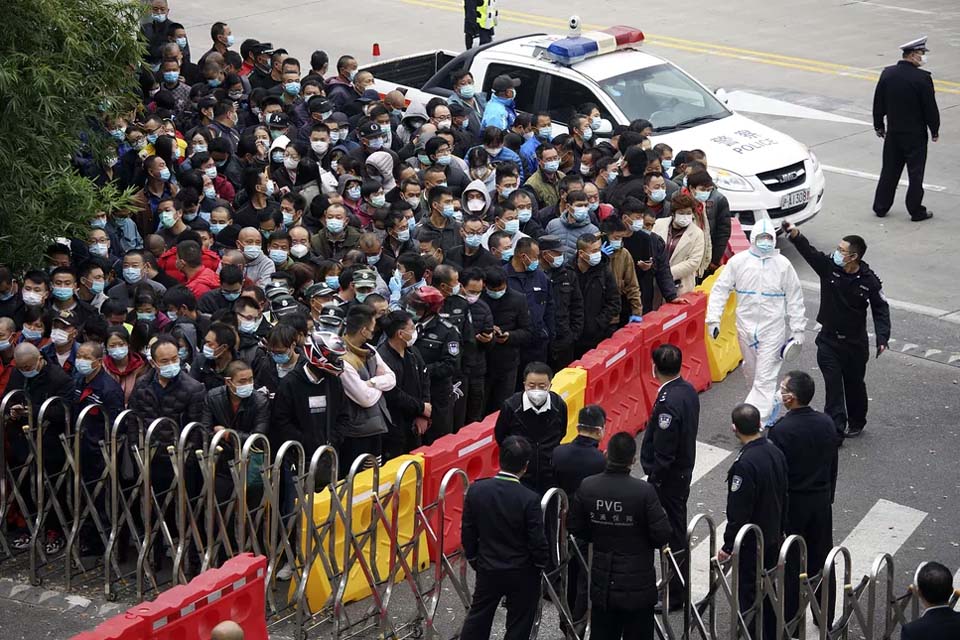 China testa milhões após surtos de Covid em Xangai e mais 2 cidades